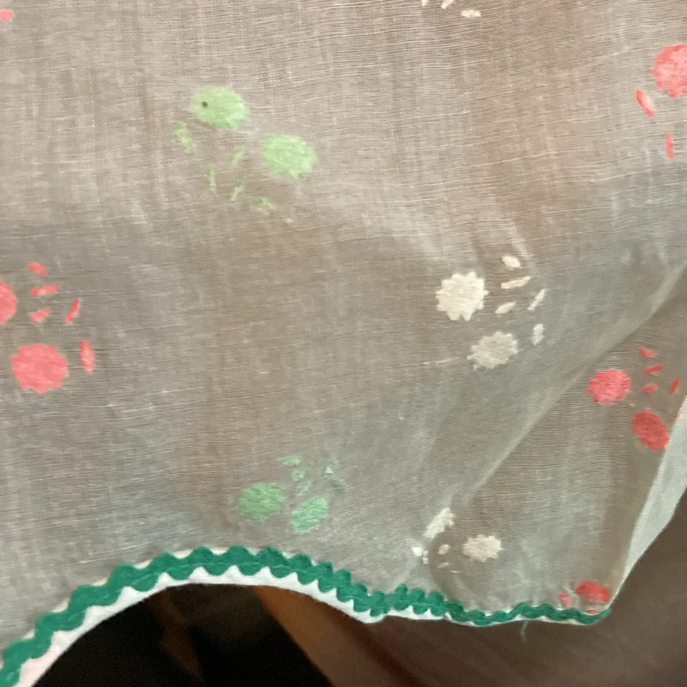 Vintage mint sheer apron with green rikrak flocked‎ flowers and pockets. 410